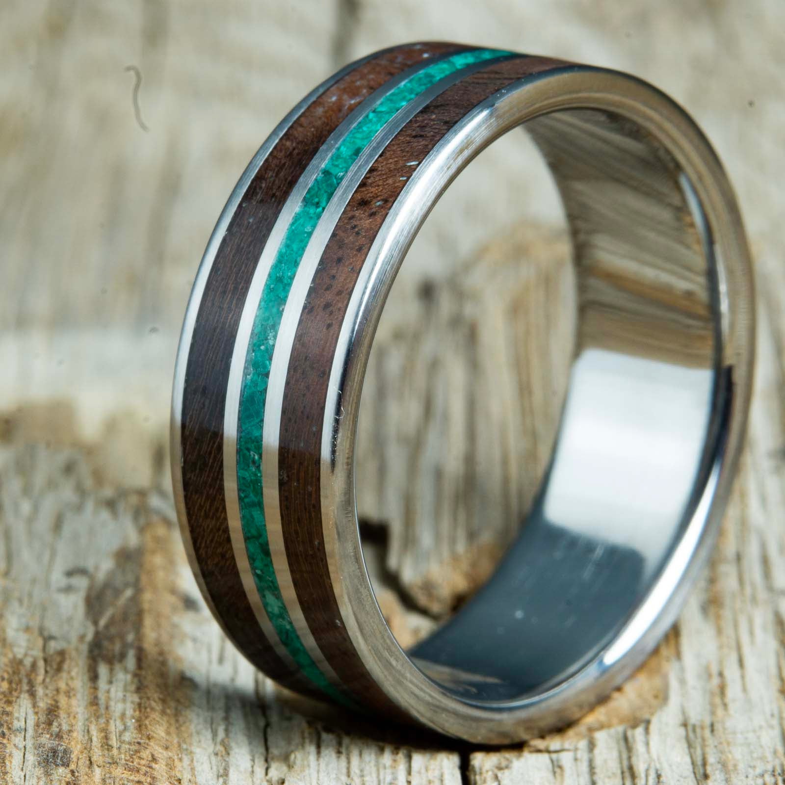 Walnut ring with double inlay and Malachite stone